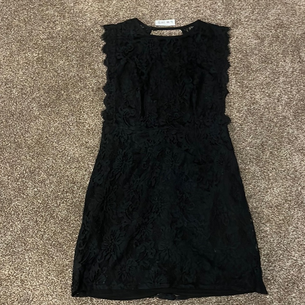 Elegant Black Lace Shift Mini Dress - Keyhole Backless